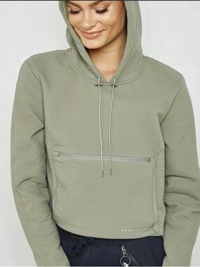 NIKE Women's Green Tech Pack Packable Cropped Long Sleeve Textured Hoodie